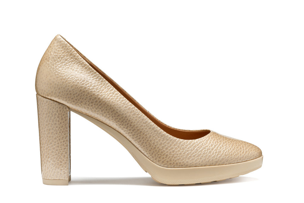 WOMAN WALK PLEASURE 85