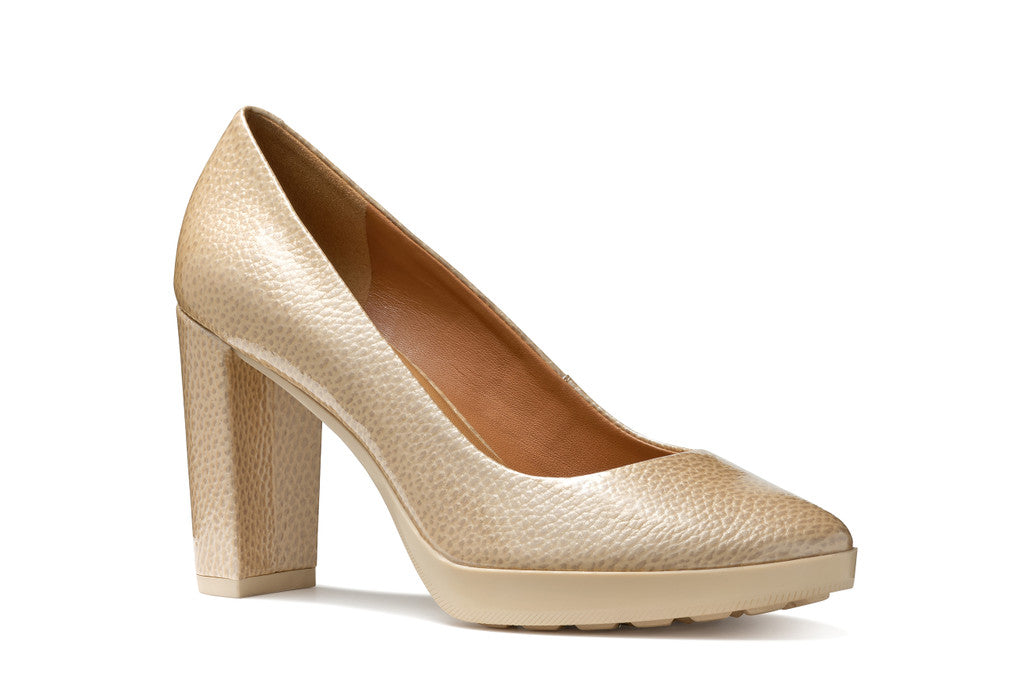 WOMAN WALK PLEASURE 85